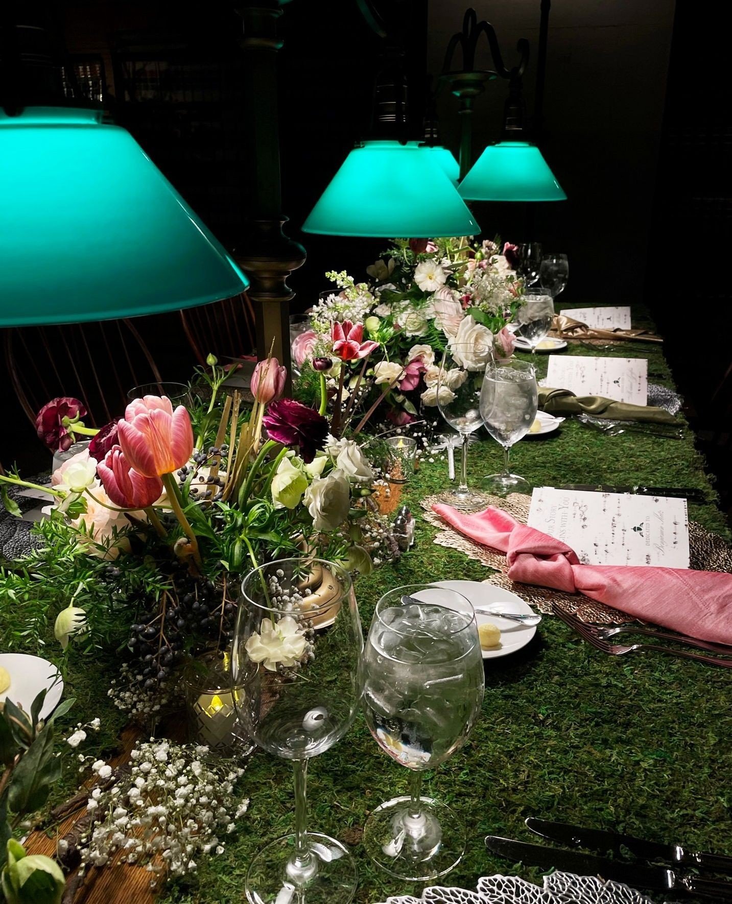 These table designs in Bates Hall @bplboston created a runner of woodland magic, popping with delicate accents and depth. Wintery whites complimented by warm peaches and bordeaux immersed each guest in the palette. 

Planning: @marreroevents⁠
Design: