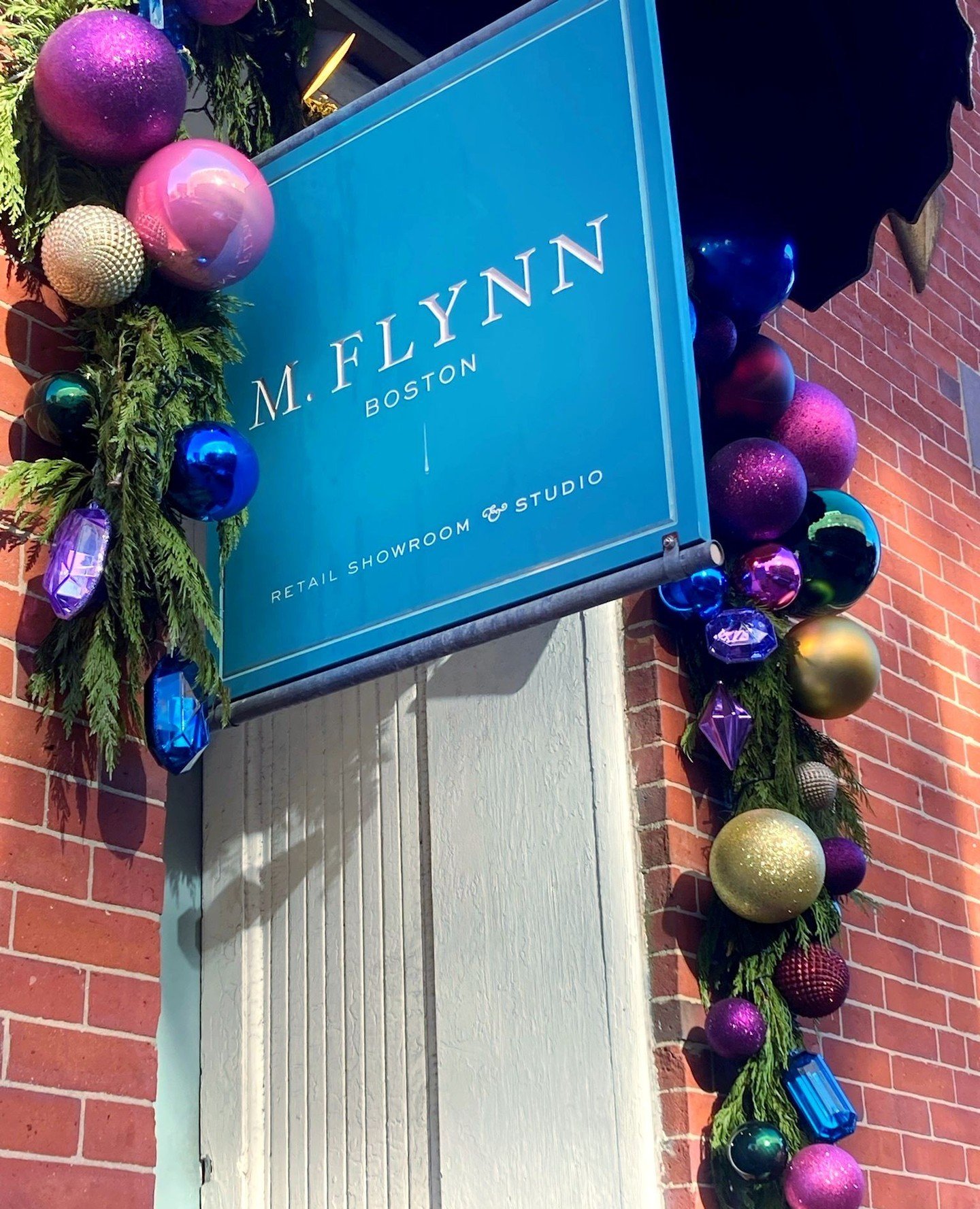 Jewel tones for @mflynnjewelry! We are obsessed with these chunky baubles and acrylic gemstones adorning the facade of one of our favorite South End neighbors.⁠
⁠
#orlykhonfloral #okfdesigns #bostonholidaydecor #holidayinspo #jeweltoneholiday #holida