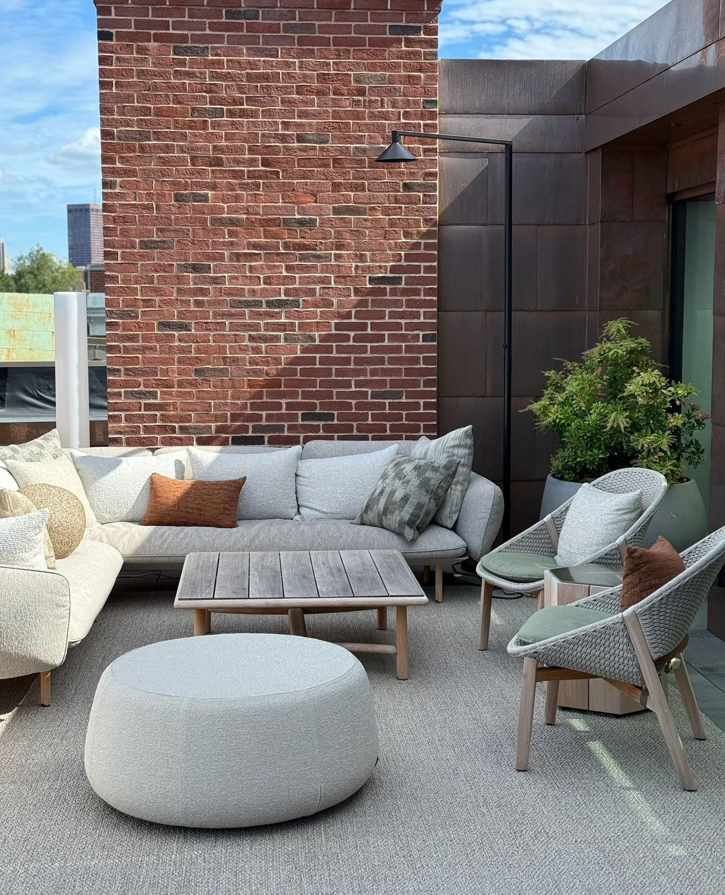 A getaway from the city, in the city. 🌾⁠
⁠
#okfdesigns #orlykhonfloral #plantstyling #plantstylist #plantstyle #balconyview #balconylife #balconygoals #balconyplants #roofdecklife #roofdeckplants #roofdeckliving #plantaesthetic #outdoorplants #plant