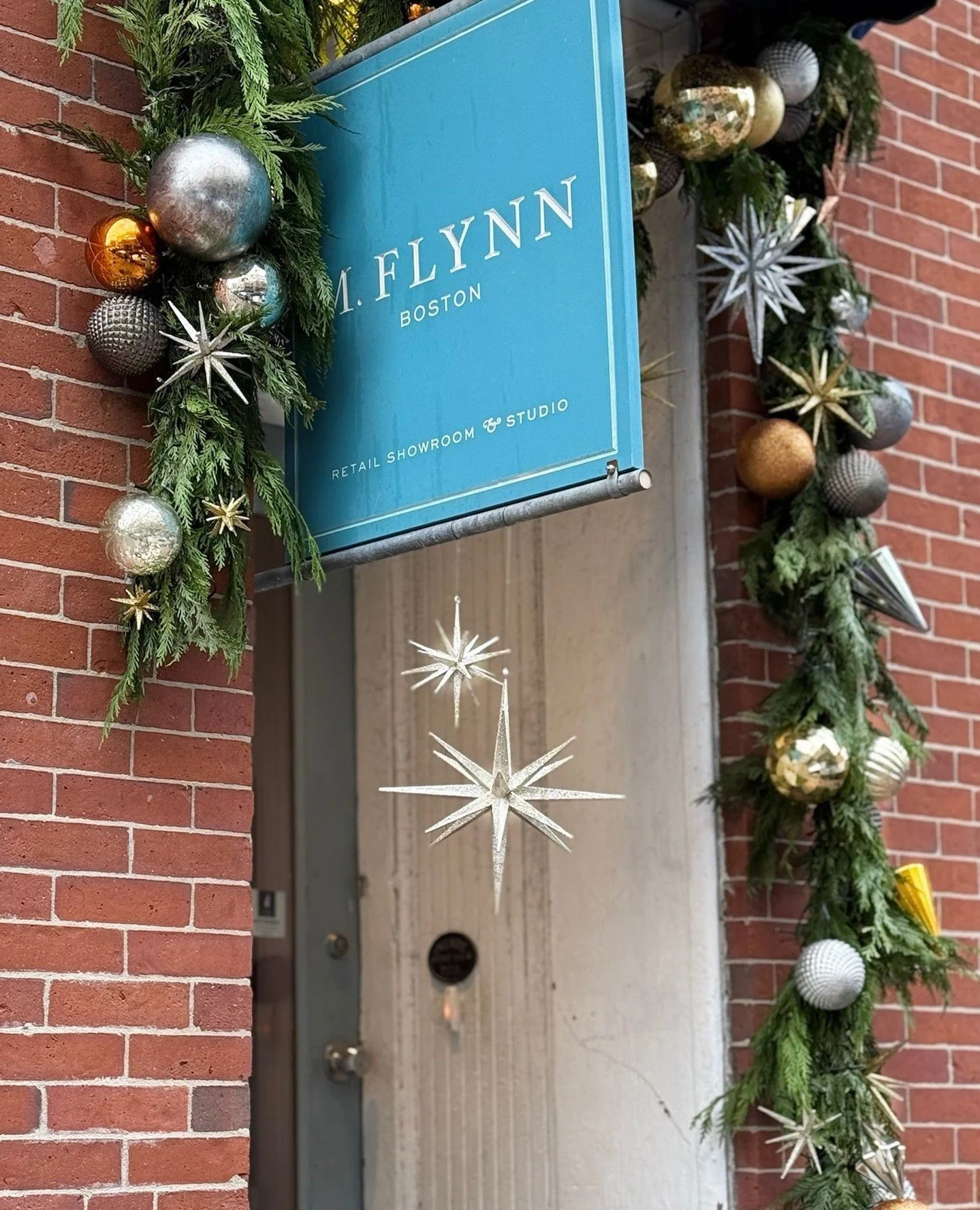 Mixed Metals for @mflynnjewlery this year!⁠
⁠
⁠
#orlykhonfloral #okfdesigns #bostonholiday #holidaydecor #christmasdecor #holidaydeocrations #holidaybobbles #christmasinstallation #holiday2025 #residentialholidaydecor