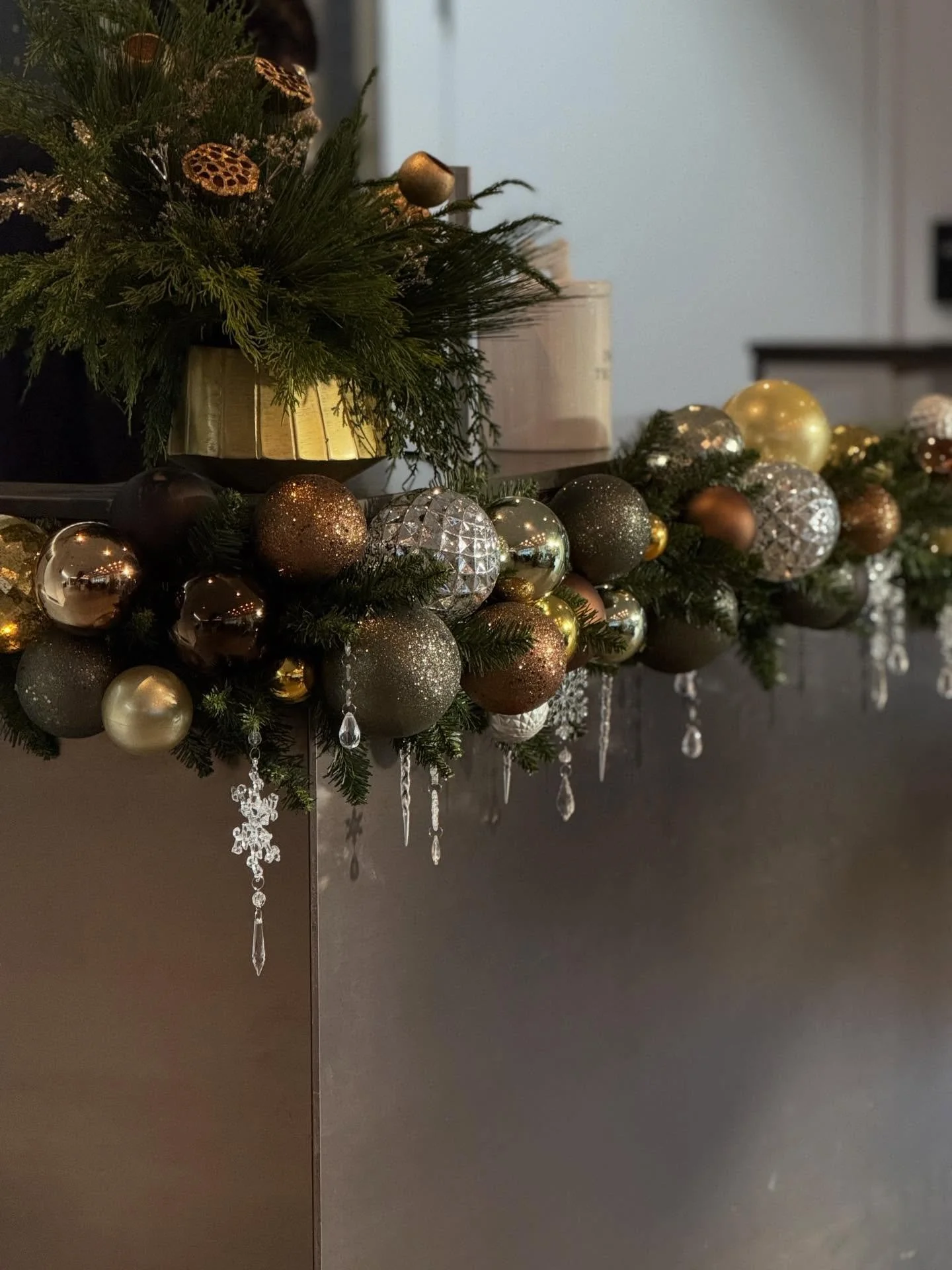 Luxurious mixed metals are ALWAYS in style.

#okf #okfdesigns #orlykhonfloral #holidayhome #holidaydecor #holidaydecorations #holidaydecorating #holidaydecorators #mixedmetals #metallicholiday #holidayspirit #holidayspirit #holidayvibes #holidays