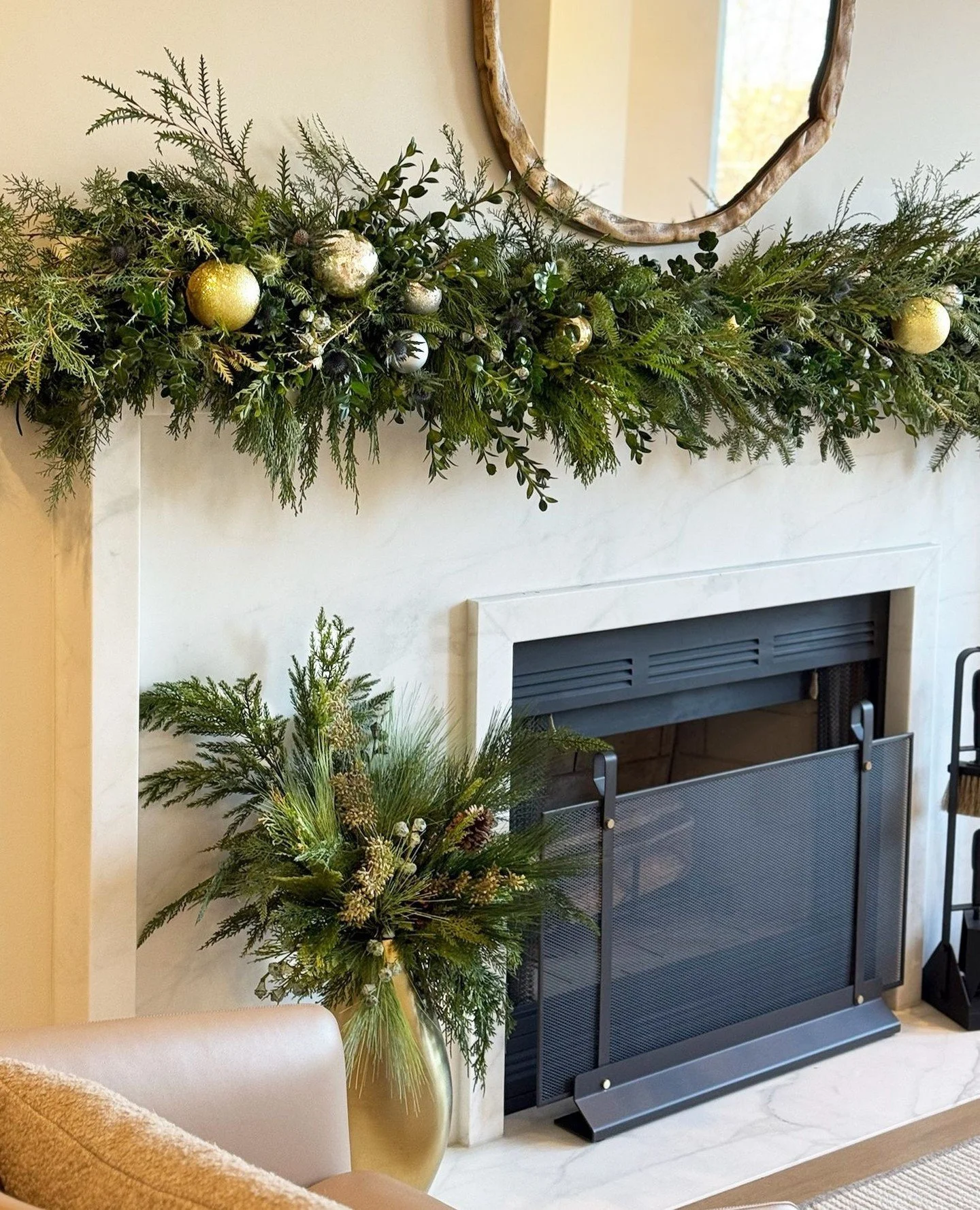 A bold, but natural statement for this stunning mantel! Incorporating a mix of fresh cut greenery textures, accents of thistle and decorative highlights helped us bring a natural feel without it feeling overly holiday.⁠
⁠
⁠
#okfdesigns #orlykhonflora