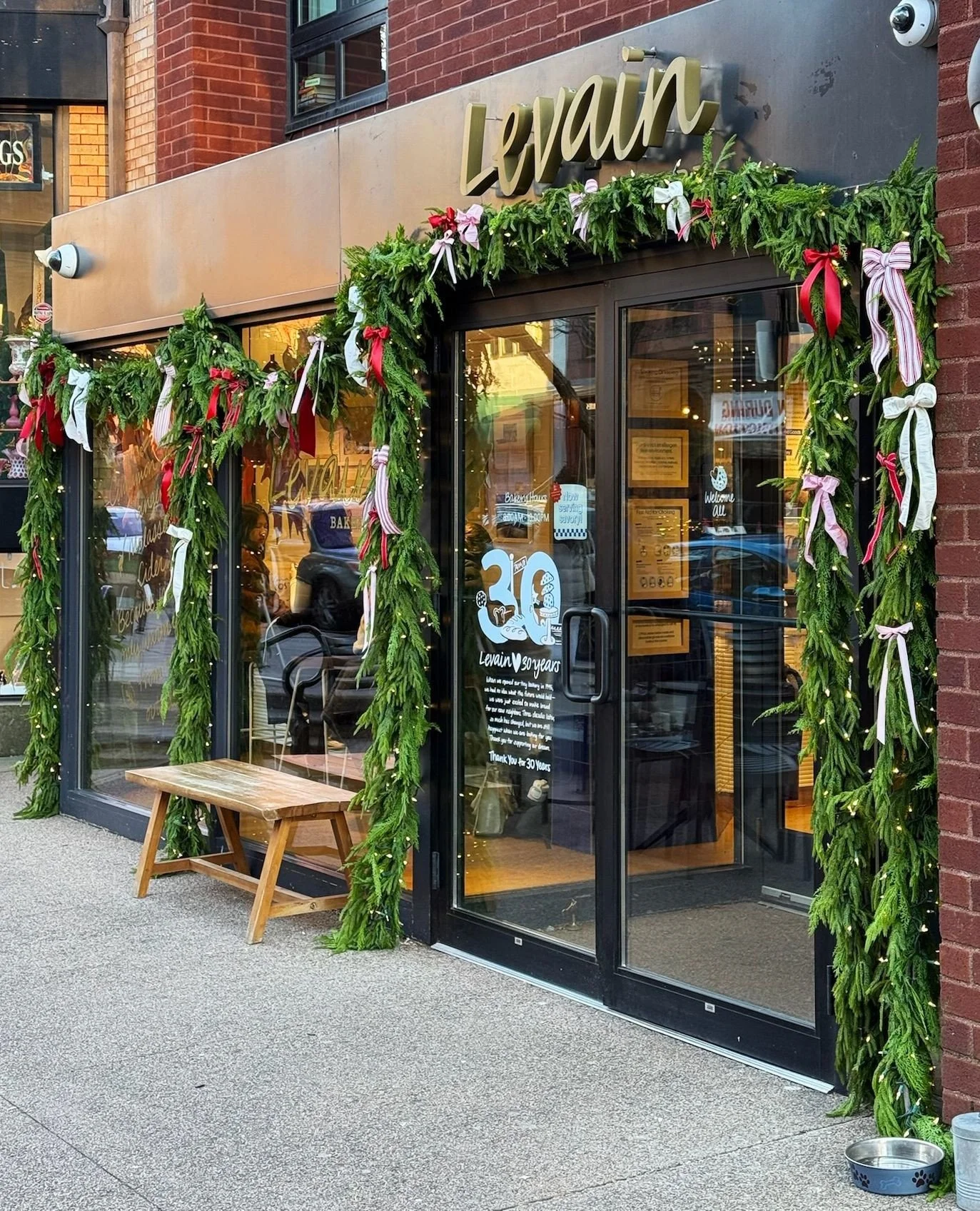 The most BOW-tiful bakeries around the city! (too much??) 🎀⁠
⁠
Lush, cascading greens decked out with handcrafted bows made the sweetest festive decorations for Levain Bakeries this season. ⁠
⁠
#okfdesigns #orlykhonfloral #holidaydesign #holidayvibe
