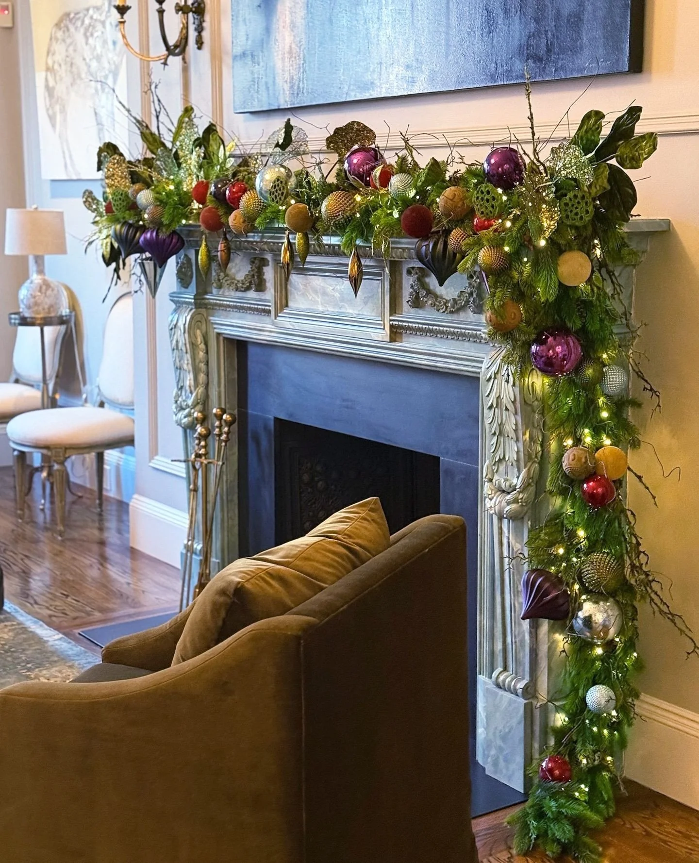 A whimsical jewel-toned fairytale forest dream! Adding elements like yummy velvets, sparkly leaf stems, mossy pods and curly branches elevated this client's idea for "funky jewel tones", and brought her vision to life. ⁠
⁠
#okfdesigns #orly