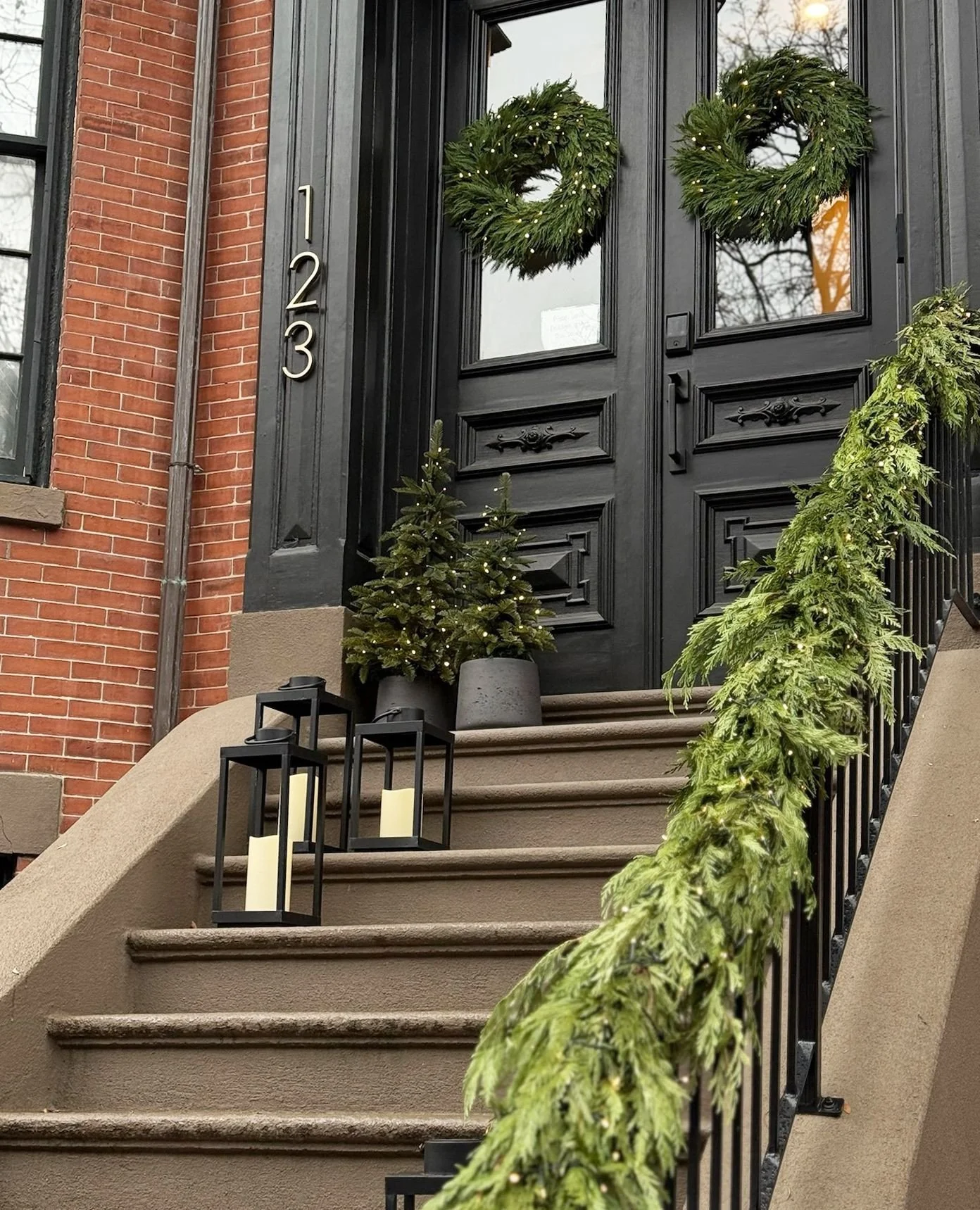 A Simple &amp; Minimal holiday style, featuring lush greens and twinkly lights ✨️⁠
⁠
#okfdesigns #orlykhonfloral #okf #holidaystyle #holidaydesign #minimalholiday #holidayhome #holidayvibes #holidaydecor