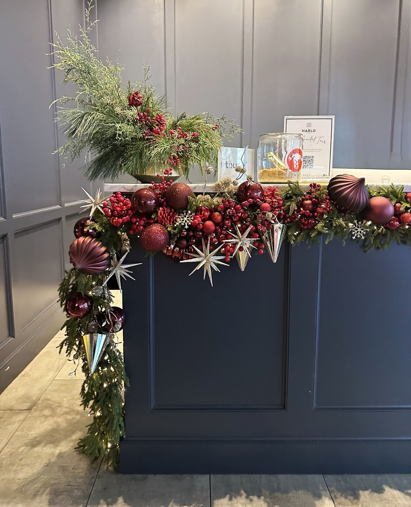 A classic, with a twist! Vibrant reds with sparkling champagne accents to bring the holiday spirit back to our friends at the Harlo ✨️⁠
⁠
#okfdesigns #orlykhonfloral #holidayspirit #holidayvibes #holidaydecor #holidaysparkle #holidaydecorations #holi