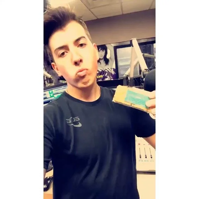 Shout-outs to the man, the myth @mattholidayonair and the wonderful @kianaonair over at BLI !!! So glad our bars are your favorite in studio snack #sandbarsonair #sandbarshc #bli