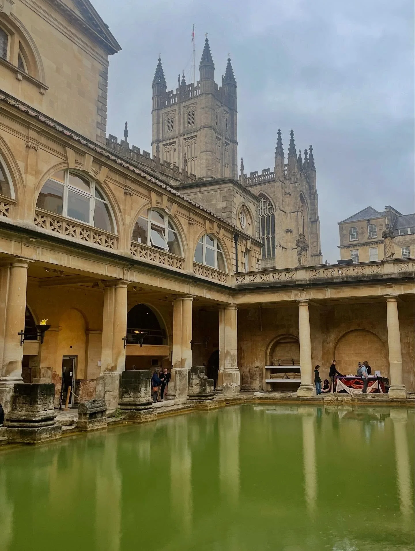 Had a lovely getaway to Bath to admire the Georgian splendor. And to have my dose of Jane Austen in honor of the 250th anniversary of her birth. 😍

h/t @tatsleboff for the excellent suggestions.

#scriboergosum #iwritethereforeiam #artfulambitions #