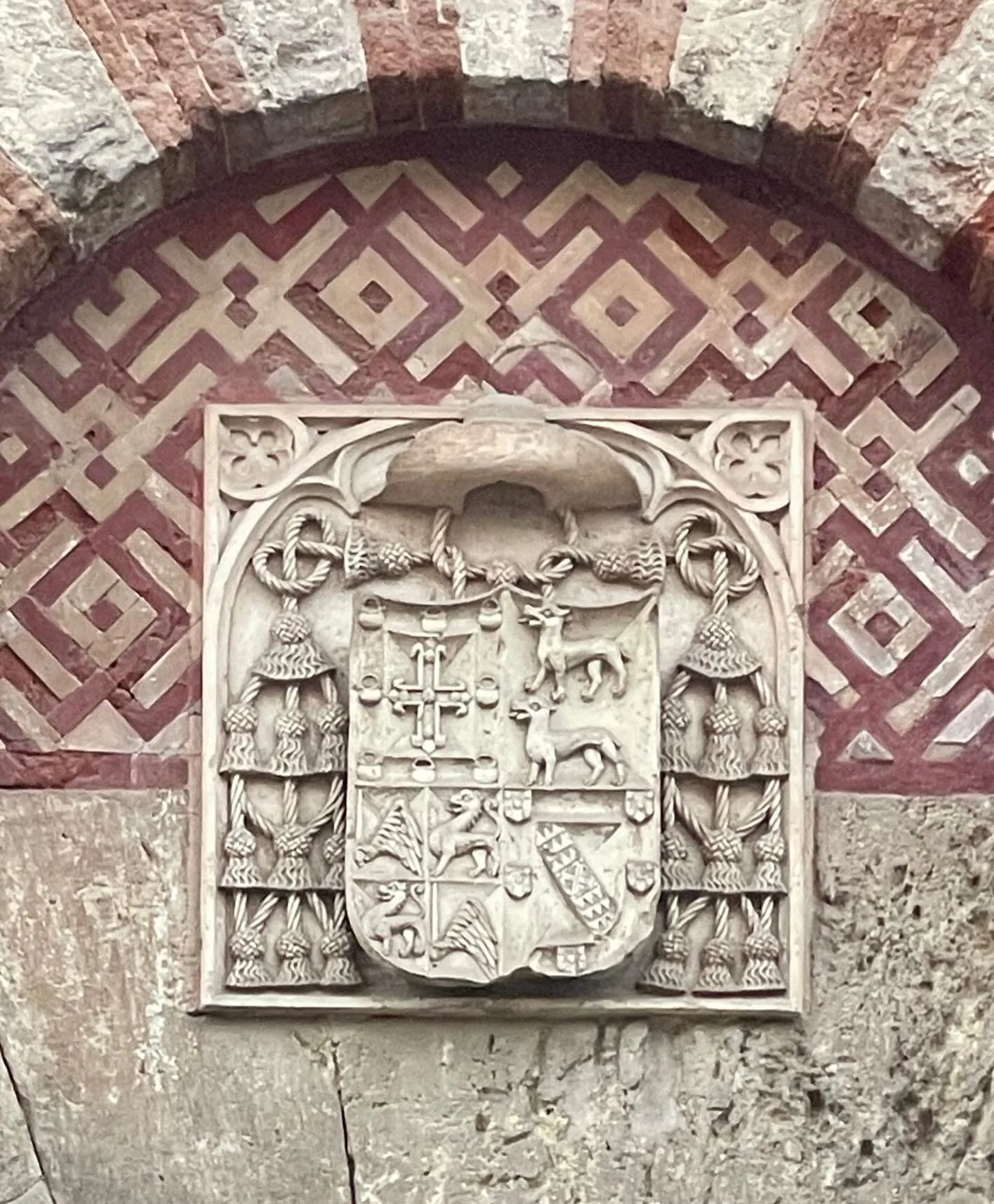 Tassels carved in stone. Paging @fringefrogandtassel 

#scriboergosum #iwritethereforeiam #artfulambitions #illtakeyouthere #writingtosee #iwritethesights #artwriter #artwriting #visualwriter #visualwriting #writersofinstagram #attinghamalumni #tasse