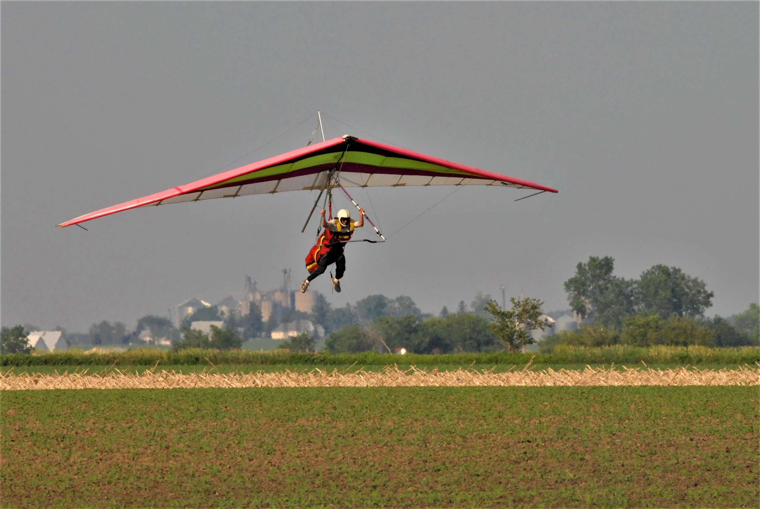 The thrill of hang gliding does not stop after your discovery flight!&nbsp; Solo pilots can thermal for hours, relying only on skill and air currents to stay aloft.&nbsp;&nbsp;Hang Glide Chicago is the premier Midwest Hang Gliding Flight School.&nbsp; You can learn to fly, soar, and thermal right here just an hour outside of Chicago!&nbsp;