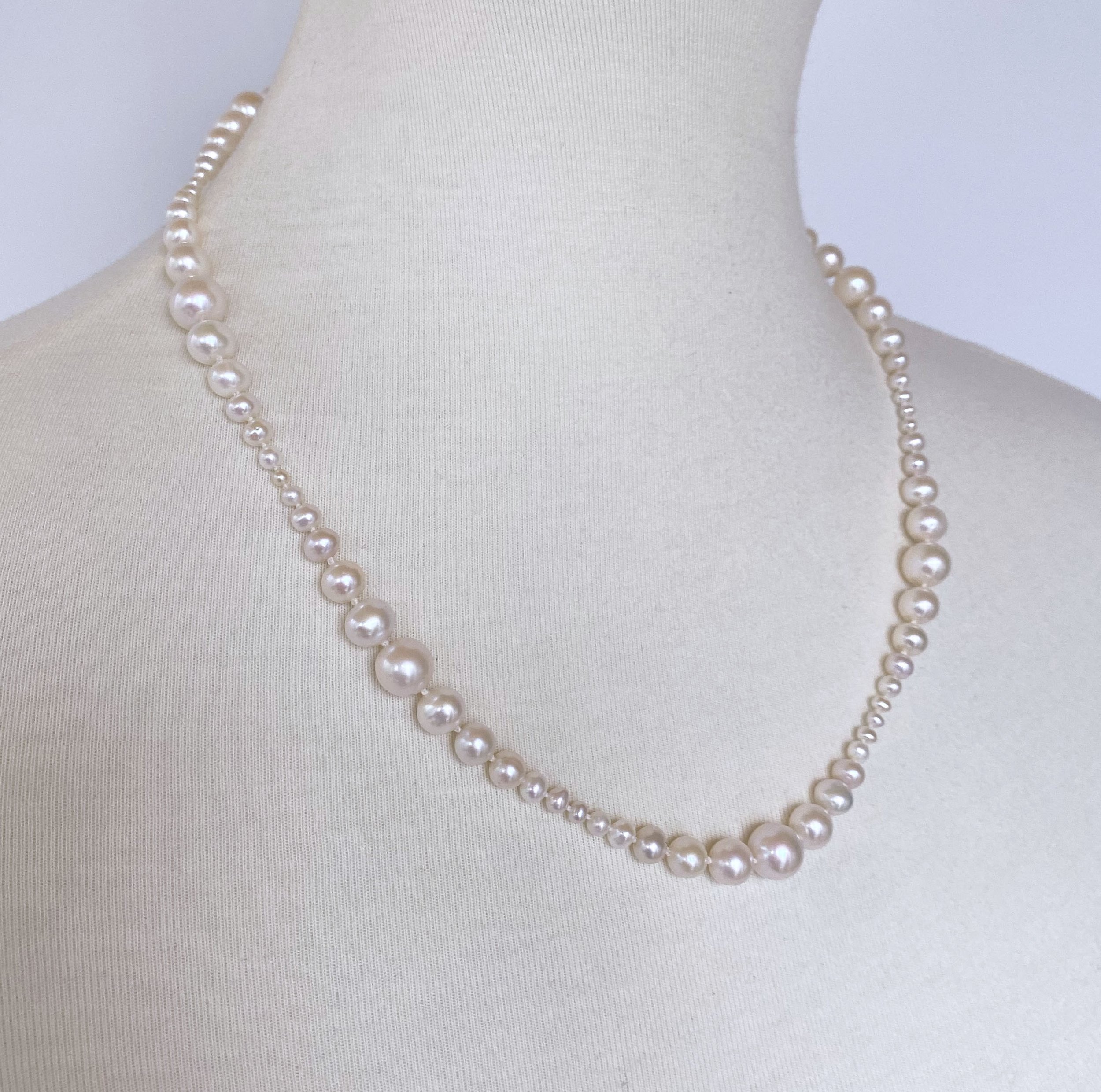 Graduated White Pearl Necklace with 