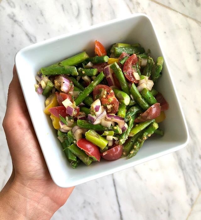 🌿 Asparagus Salad: I saut&eacute;ed asparagus with olive oil and garlic then tossed with chopped tomato, red onion, parsley, nutritional yeast, salt pepper and lemon. 🤤🤤 Im eating the leftovers now and added quinoa 👌🏼 This recipe is plant based 