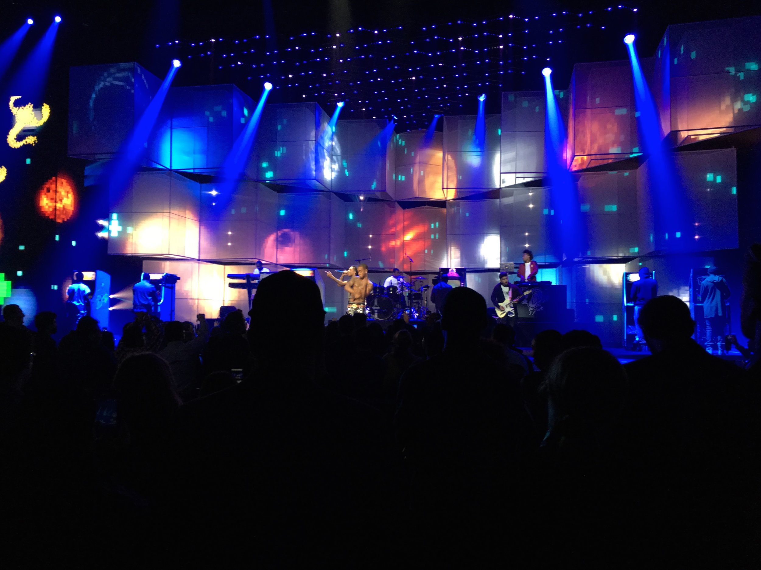  We also created a series fun throwback 8-bit nostalgia animations and environments for Rae Sremmurd’s performance of “Black Beatles” at The Game Awards 2016. This included whimsical sprite like animations of spaceships and run cycles of low res alie