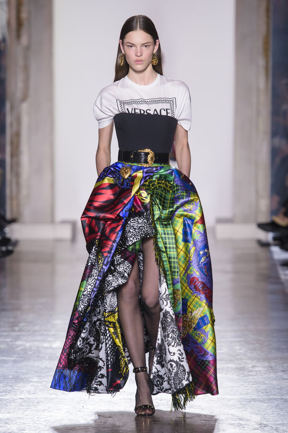 hbz-mfw-2018-versace-02-1519522273.jpg