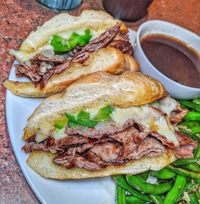 Who needs a dip in some au jus right now? ✋😋
📷: @vegasbythebite