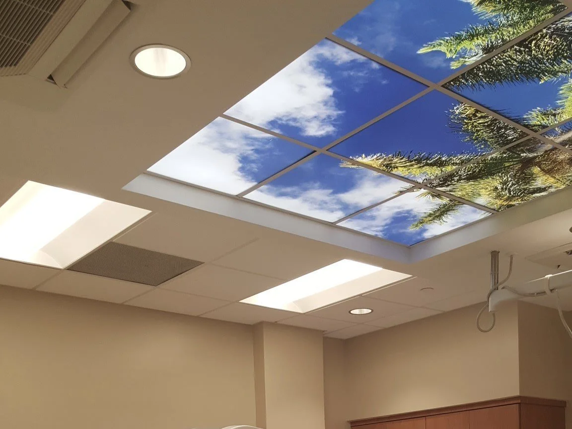 A luminous sky ceiling creates a photographic illusion to enhance the ambiance, reduce stress, and promote a sense of well-being.