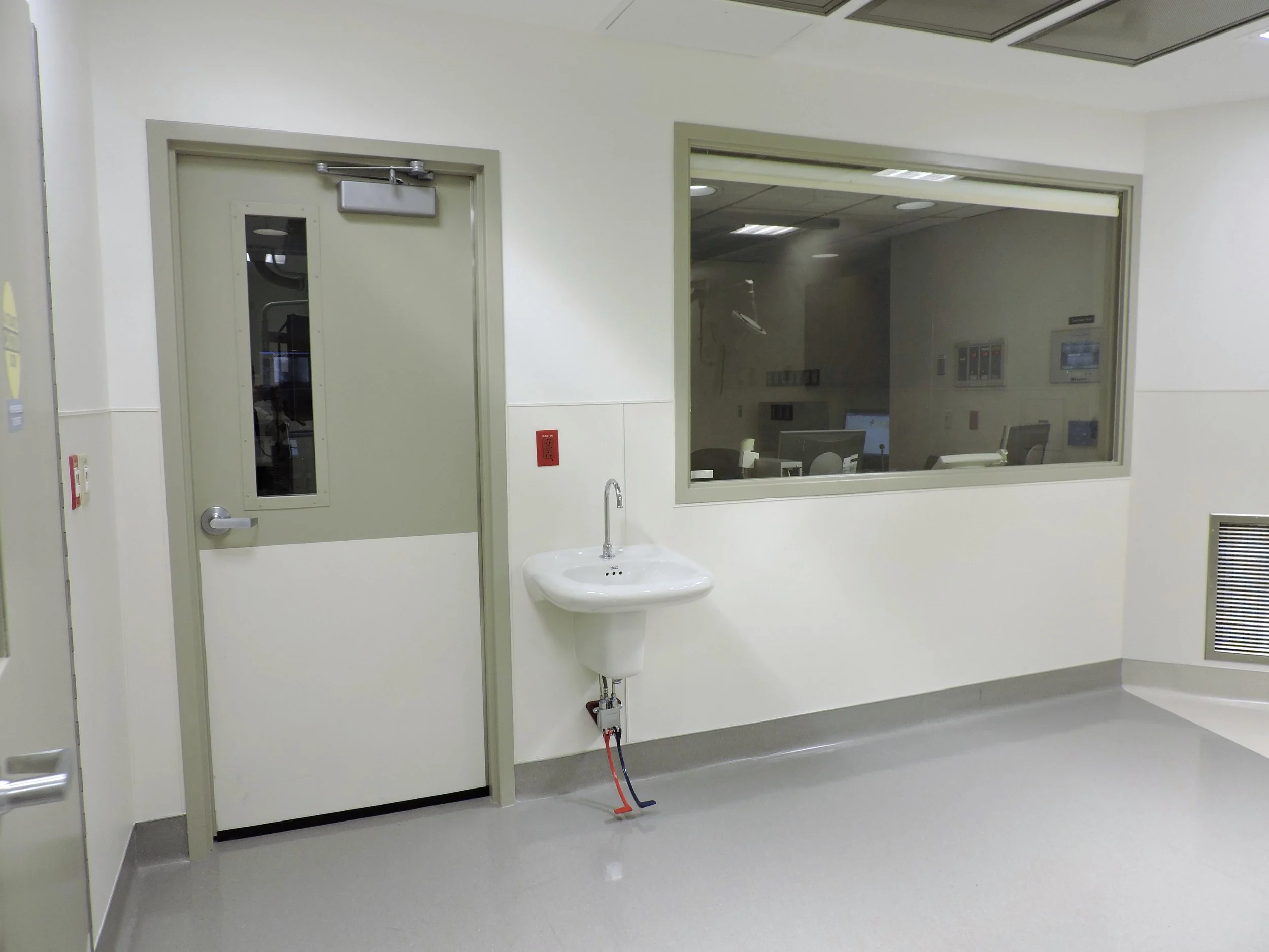 Outlets on equipment pedestal. Ceiling stand longitudinal rails for siemens equipment.​