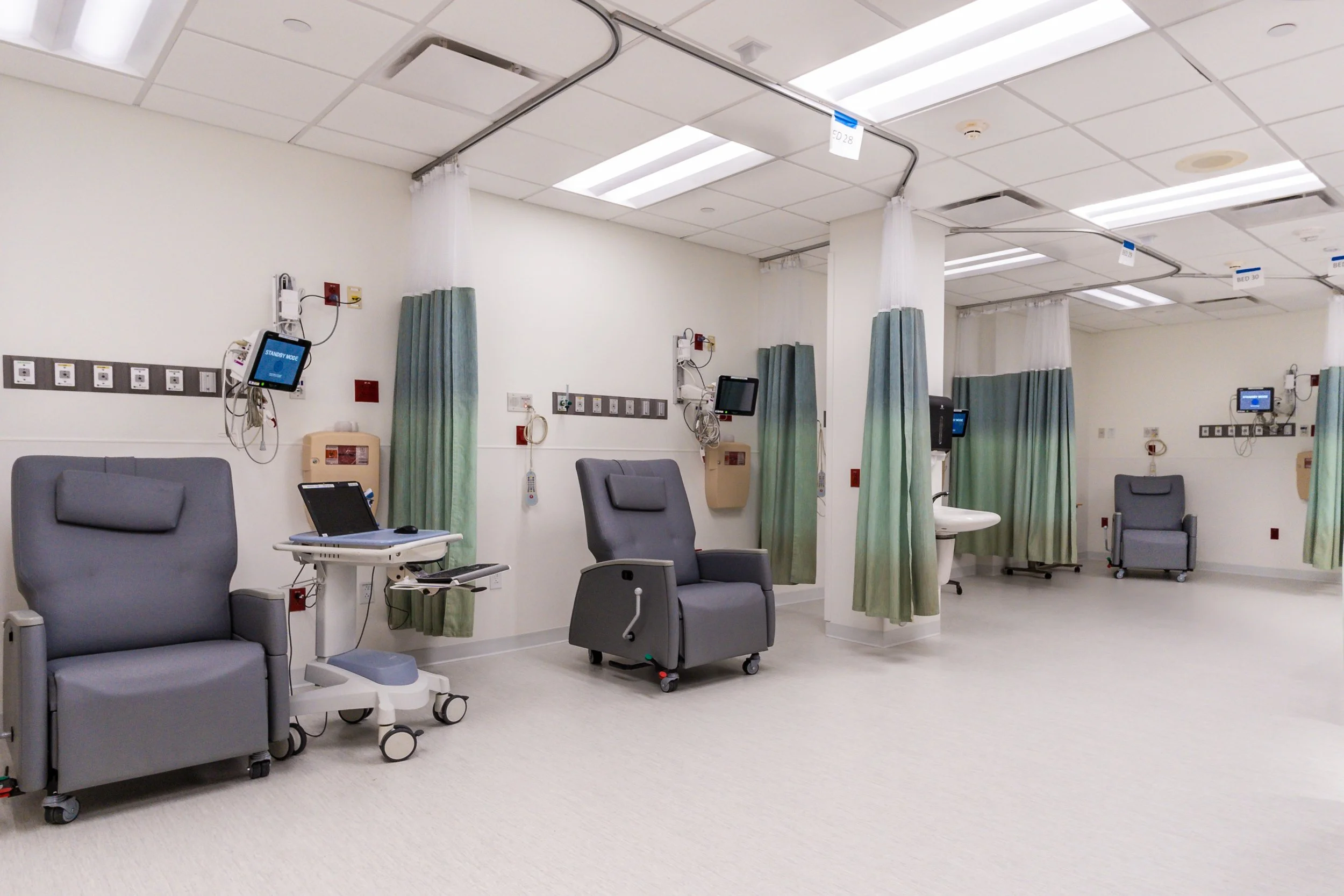 Reconfiguration of areas currently used as storage, lounge and lockers to be able to bring a new catheterization lab while renovating said lounge and lockers.​