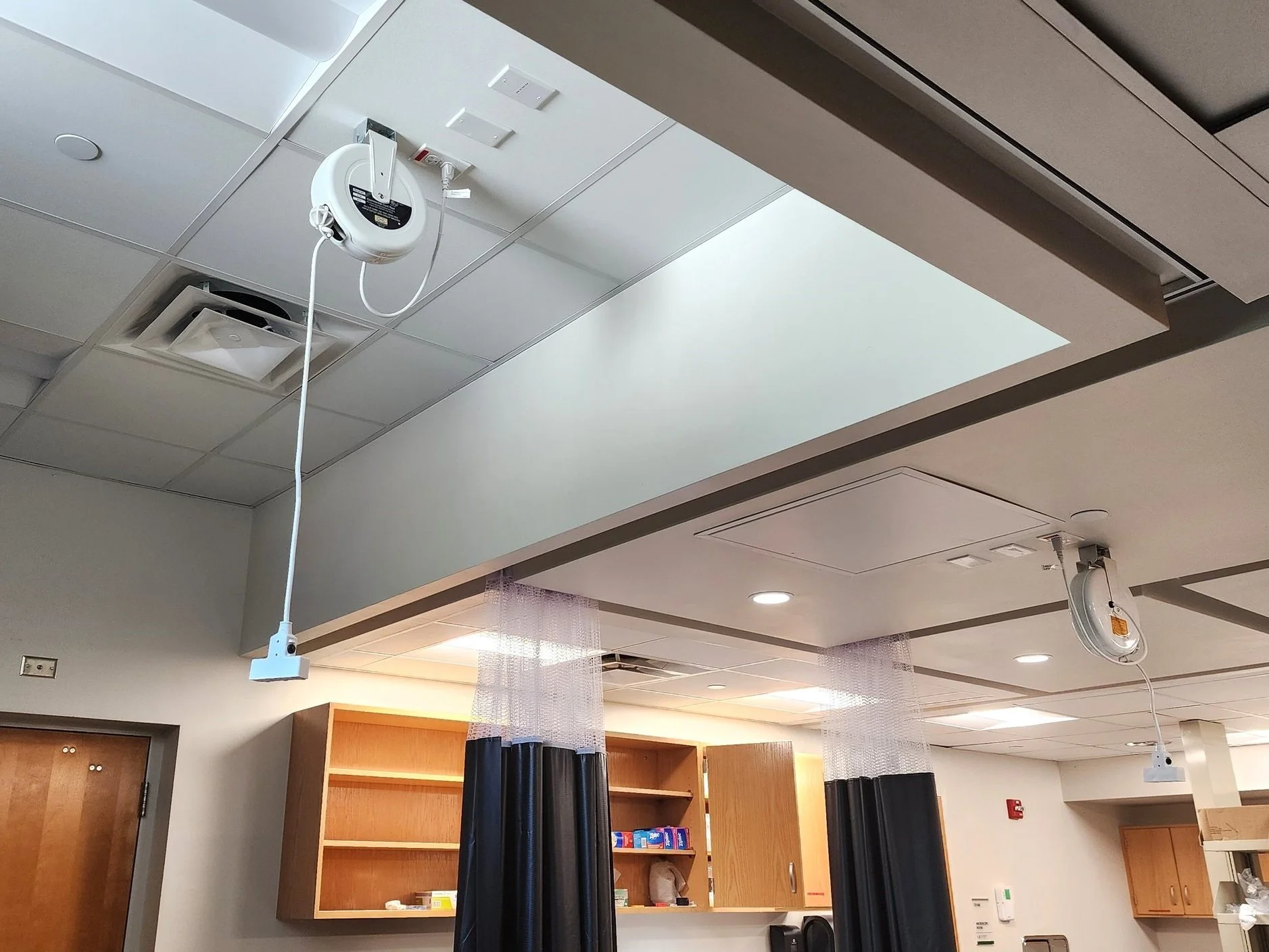 The new lab spaces consists of office space, microscope area, work benches, fume hood, laser imaging and live specimen sea water tanks.