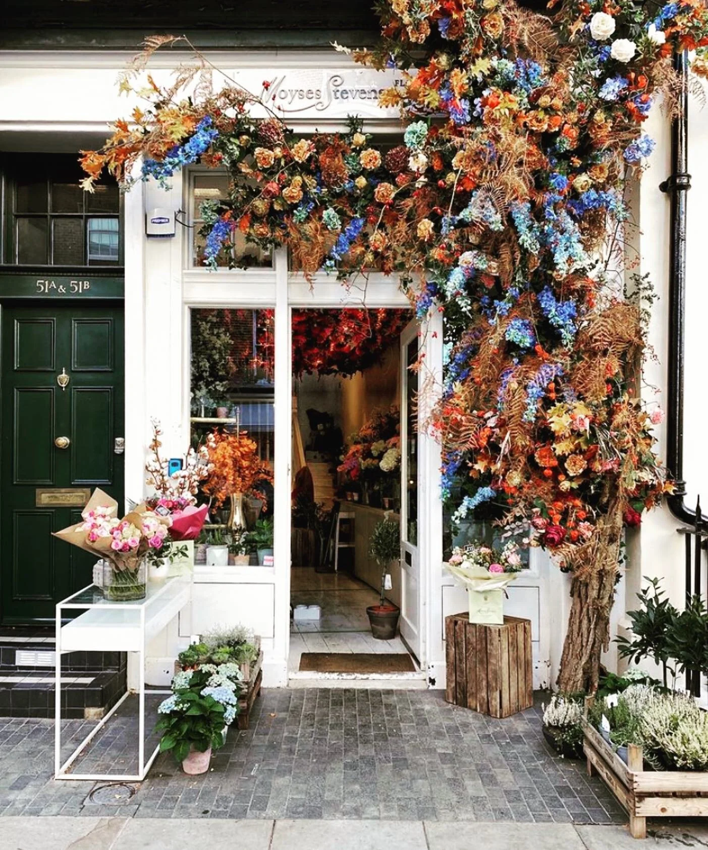 Happy Fall Friday! One thing I loved seeing on my end of summer Europe trip was all the floral facade decor. Floral bursts from dried to faux is taking off everywhere there and slowly making it to the US next. Excited to bring my inspiration found in