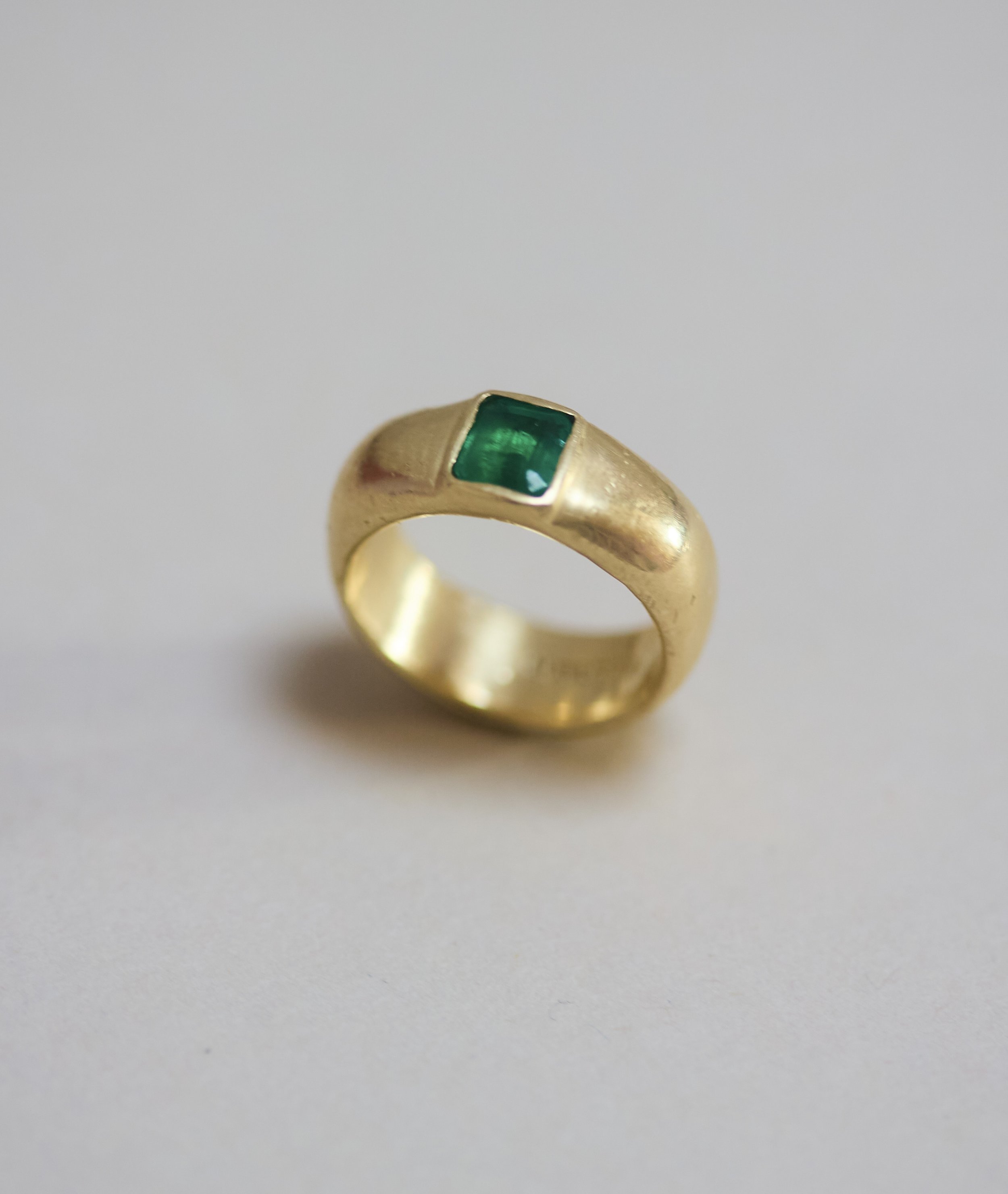 18k gold and emerald wedding ring