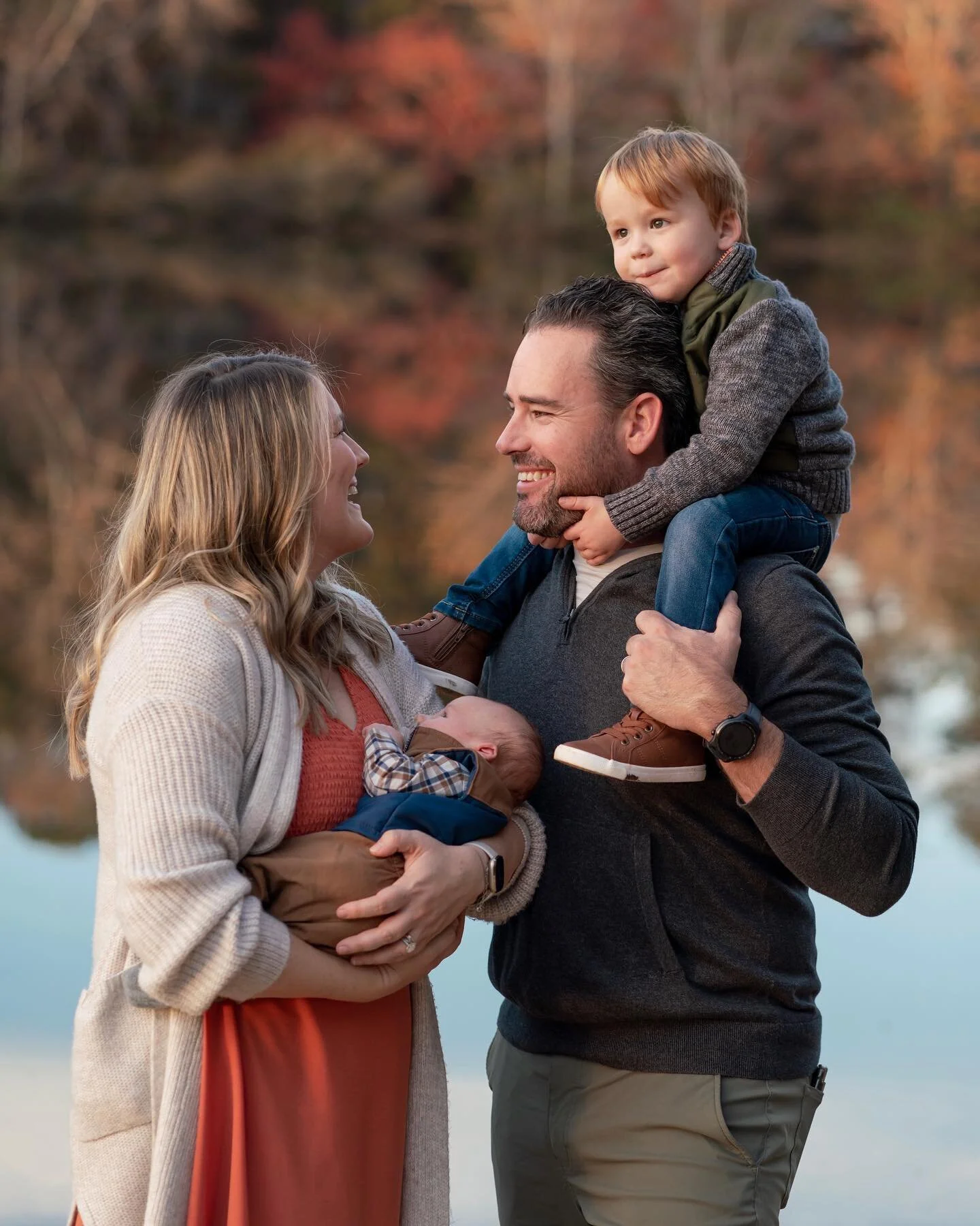 Love a good lake background! And this sweet family was all joy. 🧡