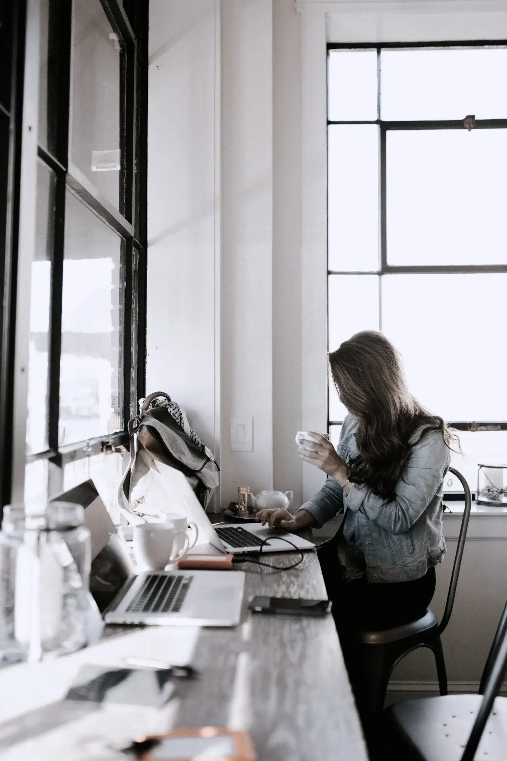 Jessica Uys working on her laptop in a cafe