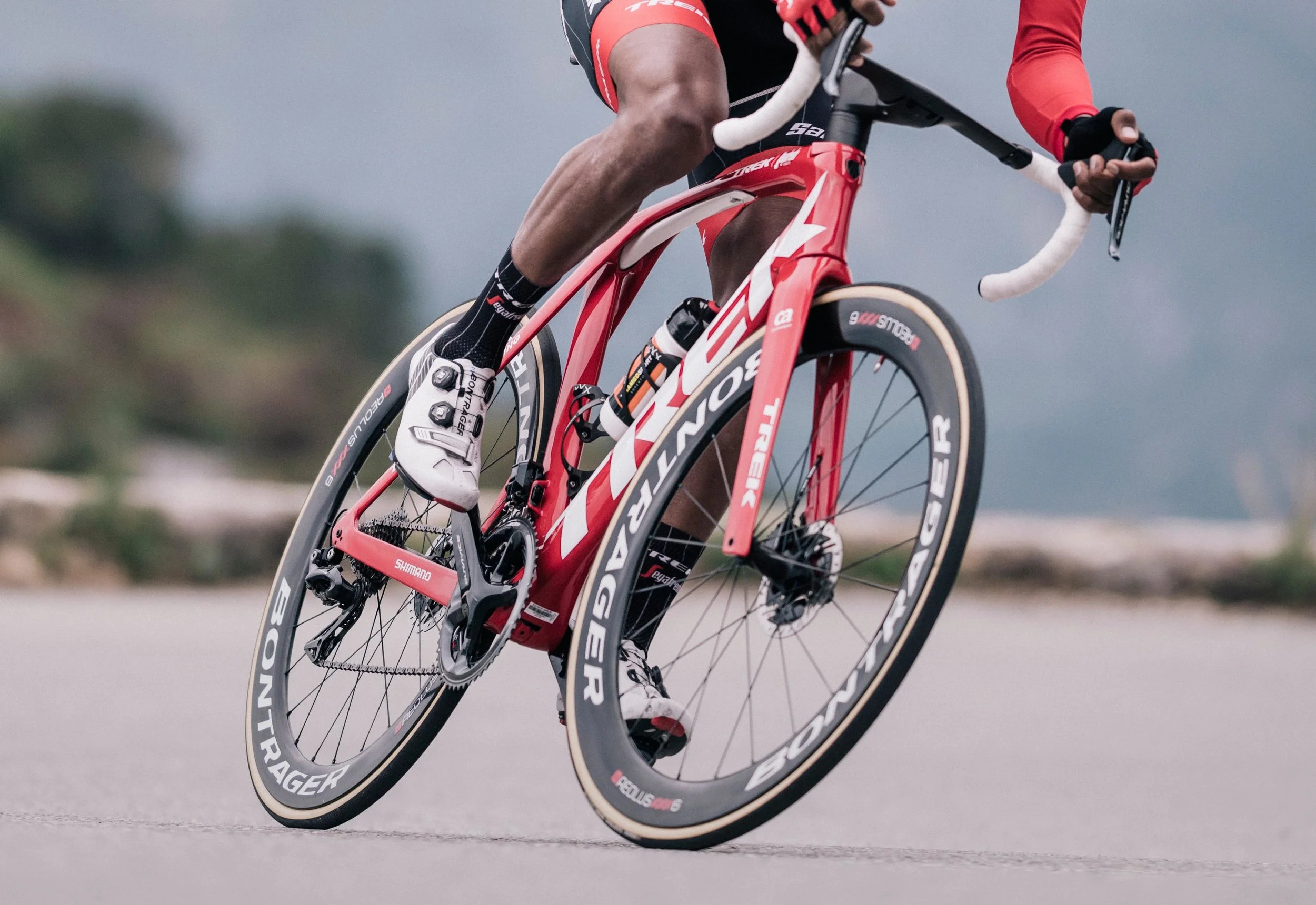 TK18_Madone_SLR_Disc_Segafredo_01_mr.jpg