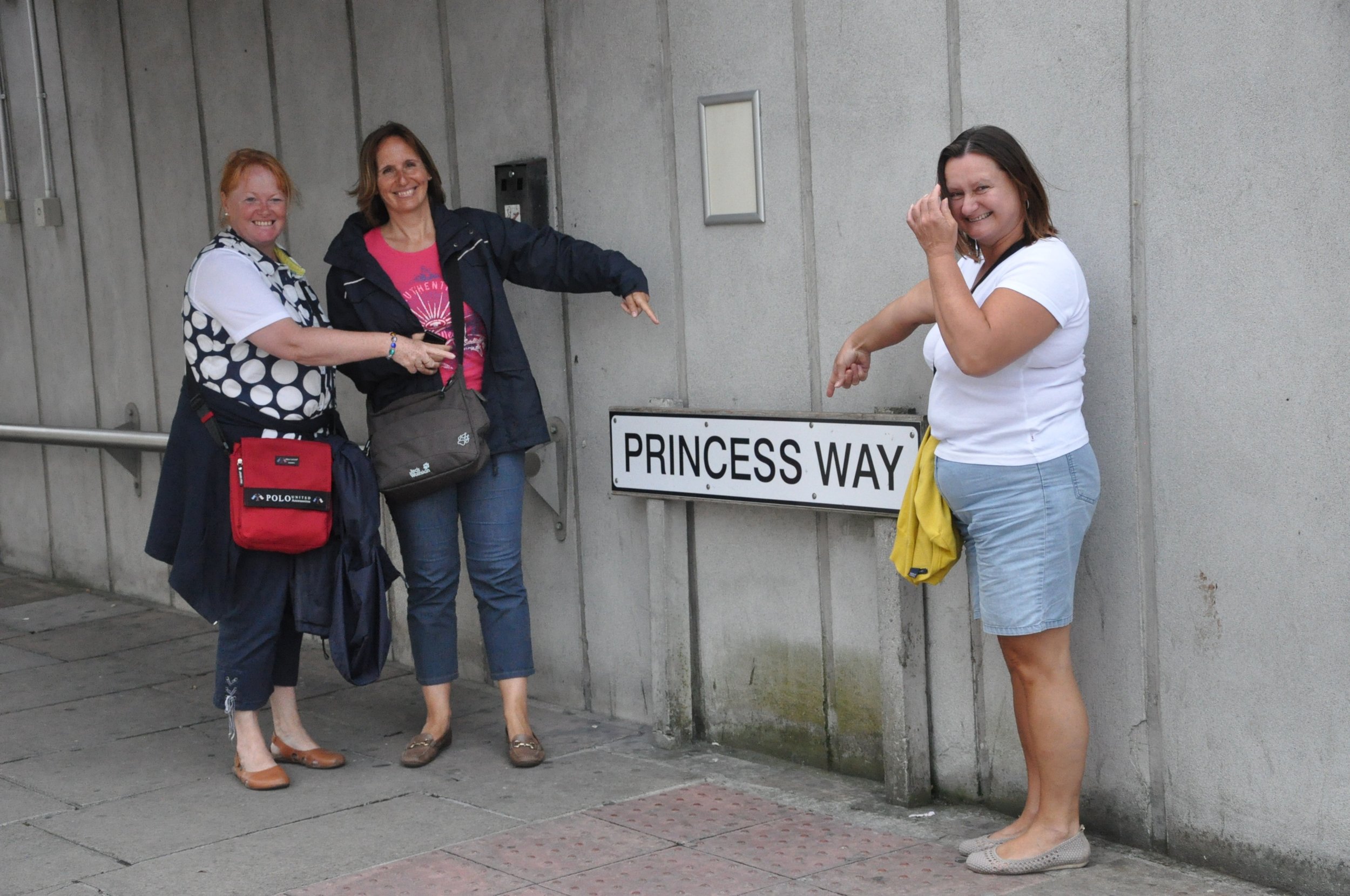 3Ladies_Plymouth_Schild.jpg