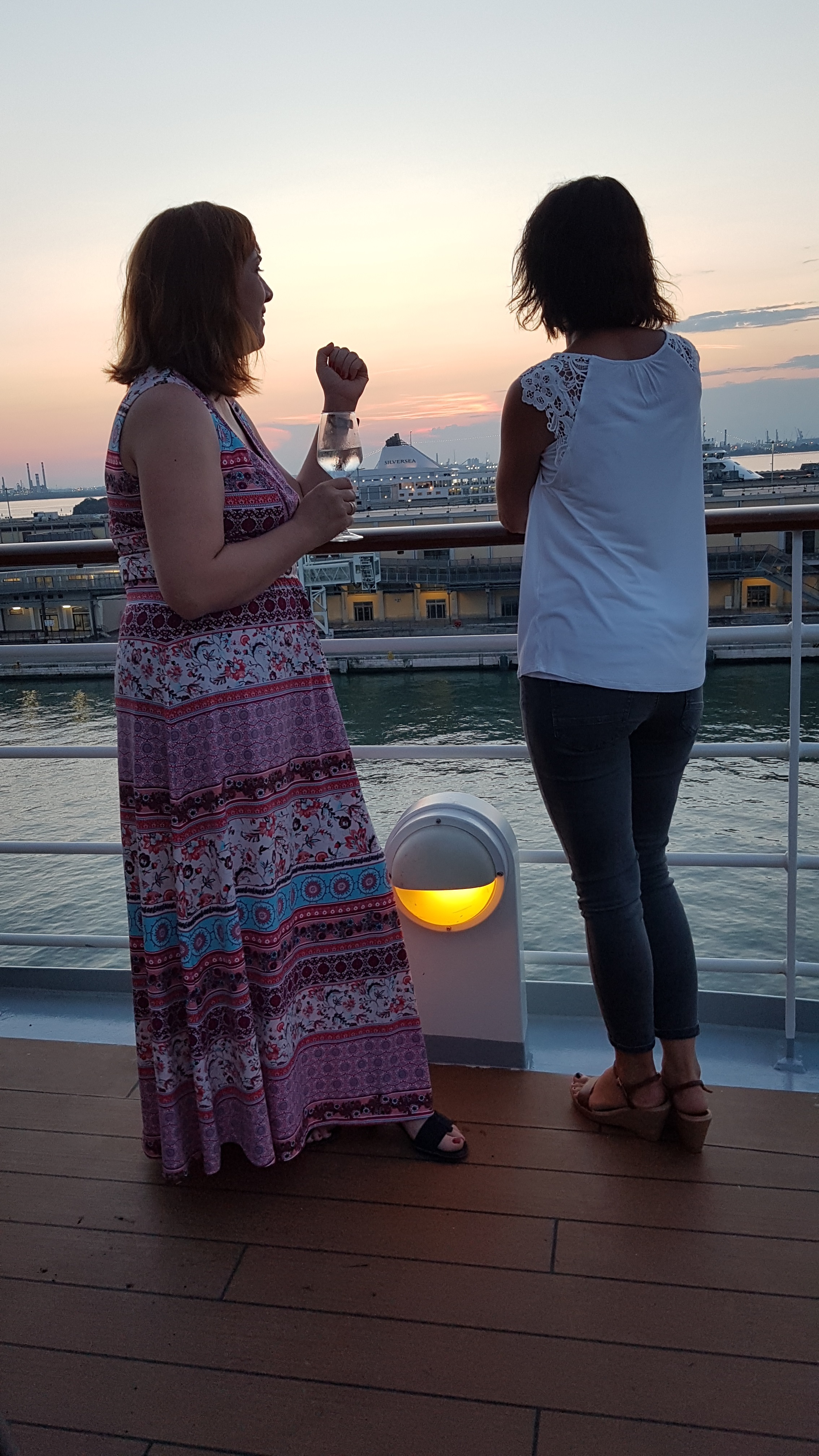 2Ladies_Reling_Venedig_Sonnenuntergang_Hochformat.jpg