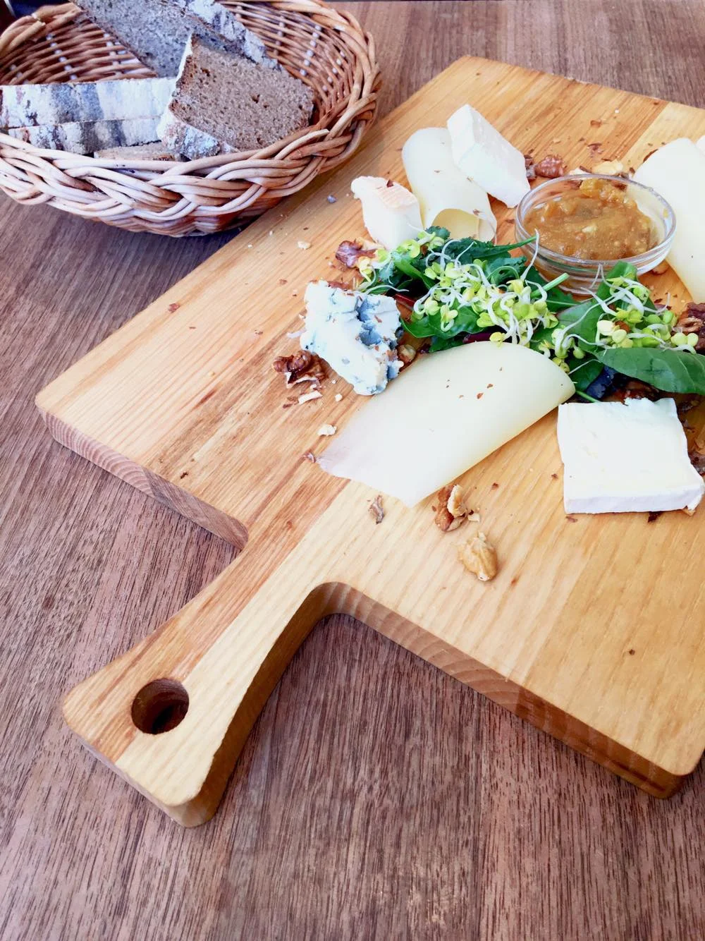 Das Käsebrett (Hart- und Weichkäse, Aprikosenchutney + Roggen-Sauerteigbrot)