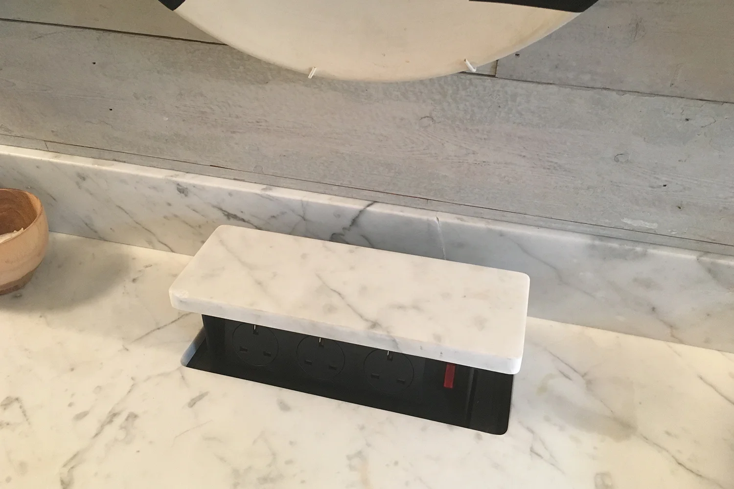 Concealed pop-out outlet