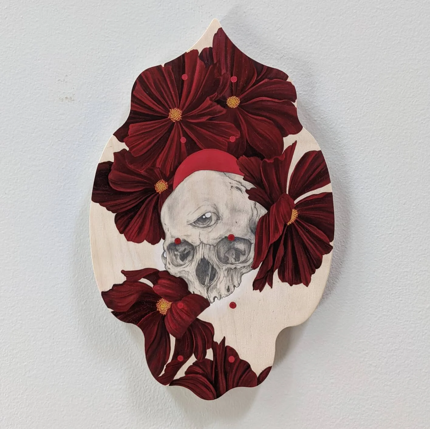 Moonlight clarity.
.
Oil and graphite on wood. This one was a gem to work on. Nothing like a skull and some pretty flowers to feed the soul.
.
The flowers are called Cosmos Rubenza.
Thank you @blossomandboneflorals for the endless inspiration and fo