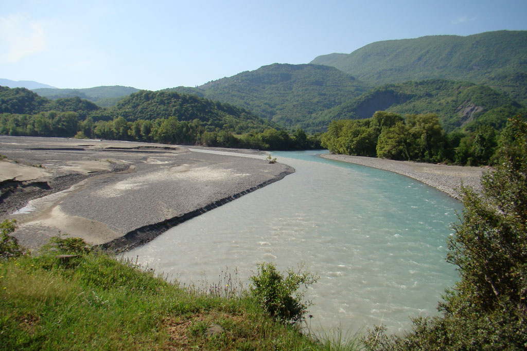 Zusammenfluss Sarantoporos mit Aoos, Grenzgebiet Griechenland-Albanien