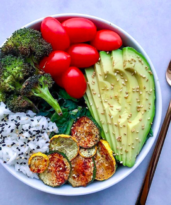Kale, riz, brocolis, courgette, ¼ avocat et tomates cerises