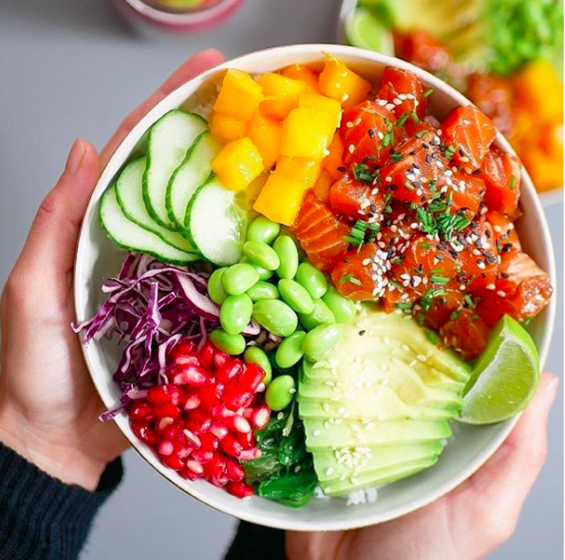 RIZ, AVOCAT, WAKAMÉ, GRENADE, CHOU ROUGE, CONCOMBRE, MANGUE, EDAMAME, CITRON VERT ET SAUMON MARINÉ AU SOJA, SAUCE PIMENTÉE