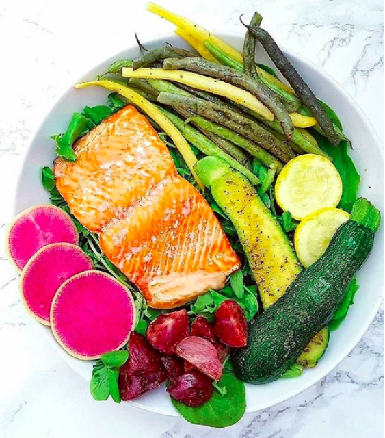 Pousses d'épinards, saumon, haricots verts, courgette ,radis, OIGNONS CONFIS 