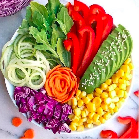 Roquette, poivrons rouges, avocat, graines de sésame, maïs, chou violet, nouilles de concombre et carotte