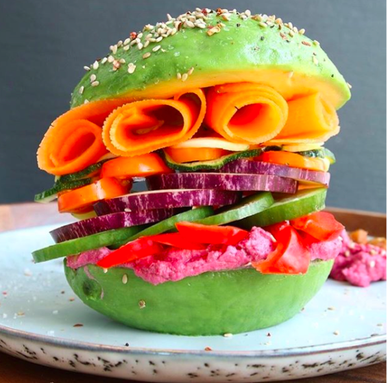 Avocat burger : carotte, courgette, aubergine, tomates, poivron rouge et houmous de betterave