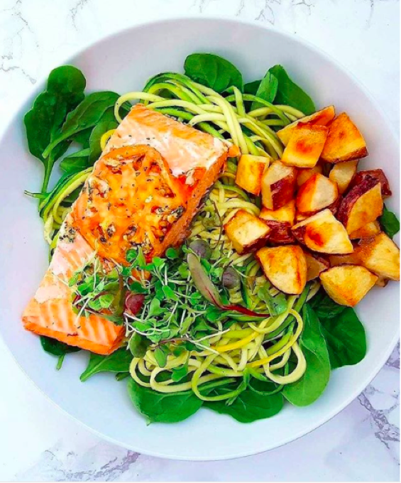  Saumon, patates douces, noodles de courgette et pousses d'épinards