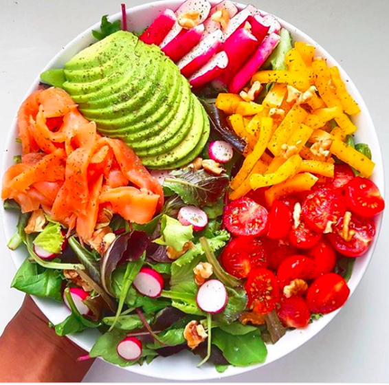 Salade, radis, saumon, avocat, poivron jaune, tomates et CERNEAUX DE noix 
