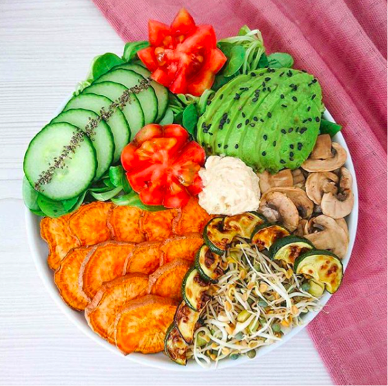 Mâche, tomates, concombre, avocat, champignons, pousses germées, courgettes, houmous et patate douce rôties 