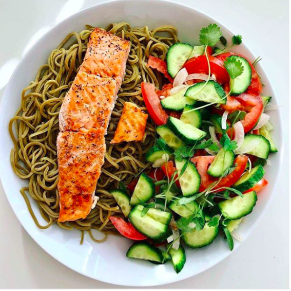 Saumon, spaghettis COMPLETES,  salalde avec tomates, concombre, oignon, coriandre et jus de citron