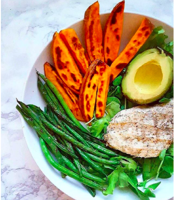 Salade, haricots verts, patate douce, avocat et BLANC DE poulet grillé