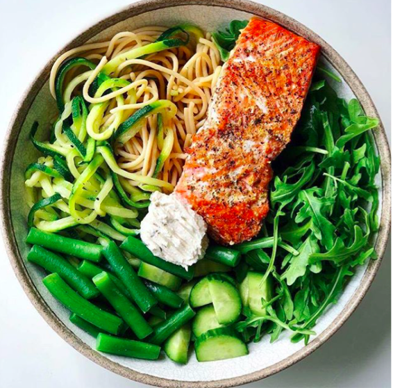 Roquette, spaghetti de courgettes, pâtes complètes, haricots, concombre et pavé de saumon
