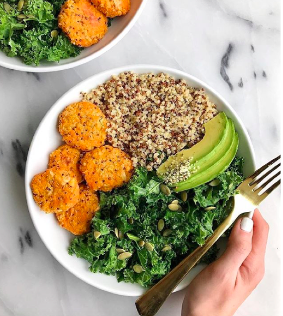 Galette de patates douce et pois chiches, quinoa, avocat et chou frisé
