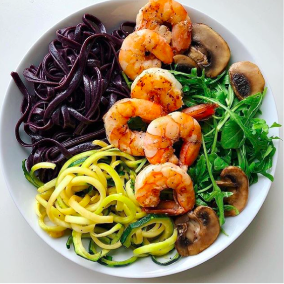 Nouilles complètes, spaghettis de courgette, sauté de champignons et roquette