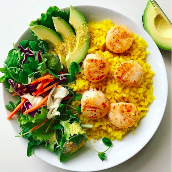 Couscous de chou-fleur, noix de St-Jacques, avocat et petite salade (carotte, pousses d'épinards et chou rouge)