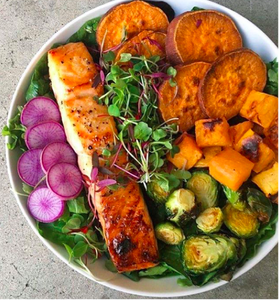 Salade, saumon, courge, patate douce, chou de Bruxelles & radis 