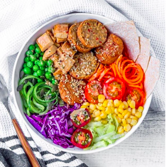 Falafel, tofu, laitue, chou rouge, carotte, concombre, petit pois et maïs